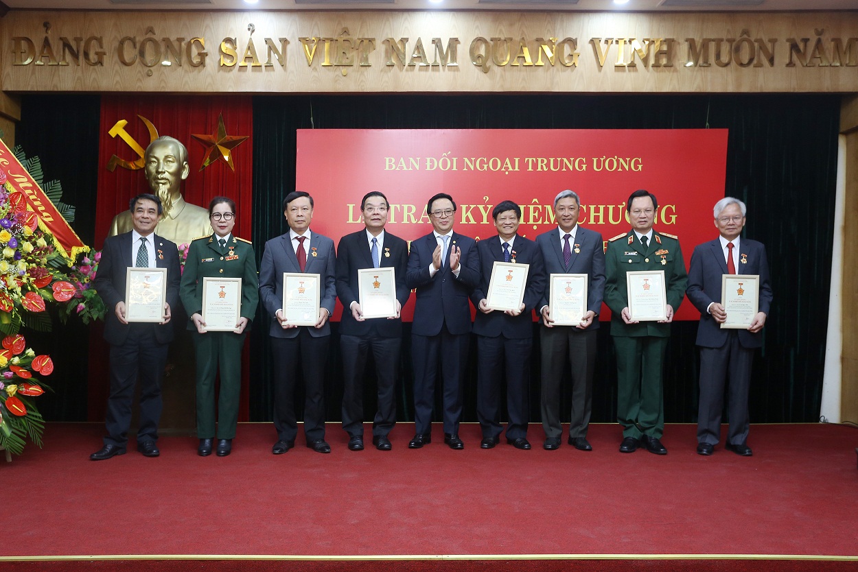 Bộ trưởng Bộ Khoa học và Công nghệ Chu Ngọc Anh nhận Kỷ niệm chương “Vì sự nghiệp đối ngoại Đảng”