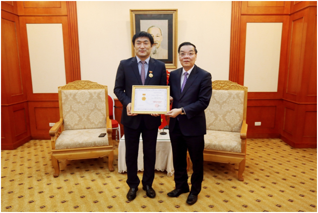 Trao Kỷ niệm chương “Vì sự nghiệp Khoa học và Công nghệ” cho Ông Kim JinOh, Giám đốc quốc gia Văn phòng KOICA tại Việt Nam