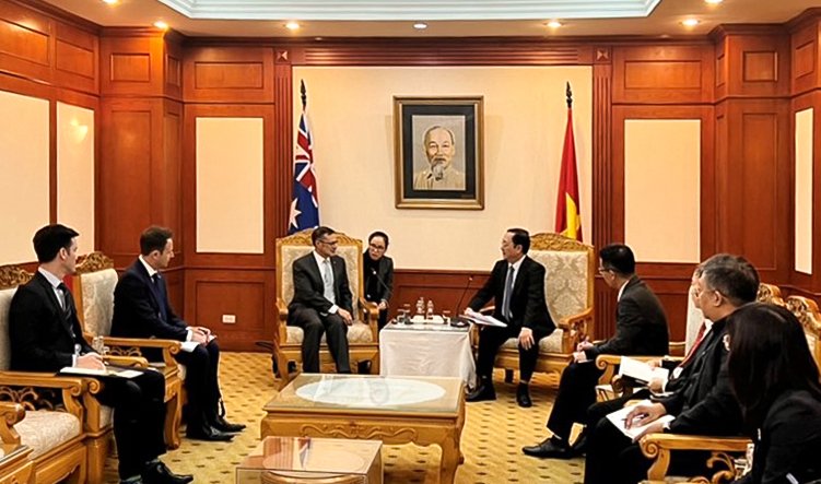 Bộ trưởng Huỳnh Thành Đạt tiếp xã giao ông Andrew Goledzinowski, Đại sứ đặc mệnh toàn quyền Liên bang Úc tại Việt Nam